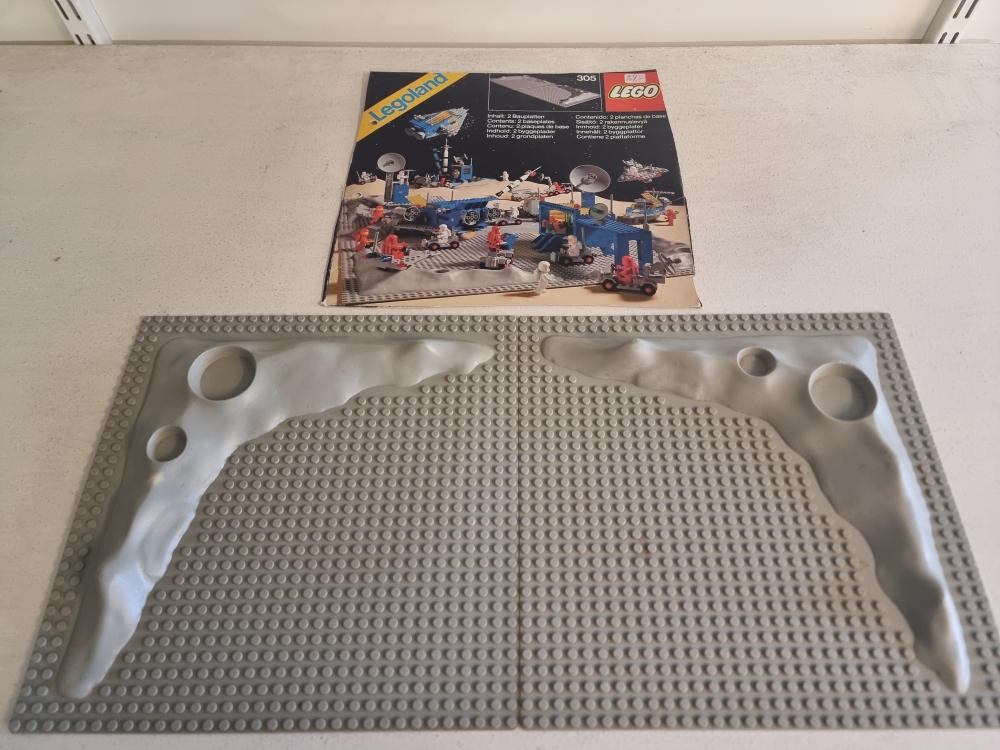 Sett 305 fra Lego CLassic Space : Supplemental serien.
Noe bruksmerker.
Komplett sett med del av eske.
