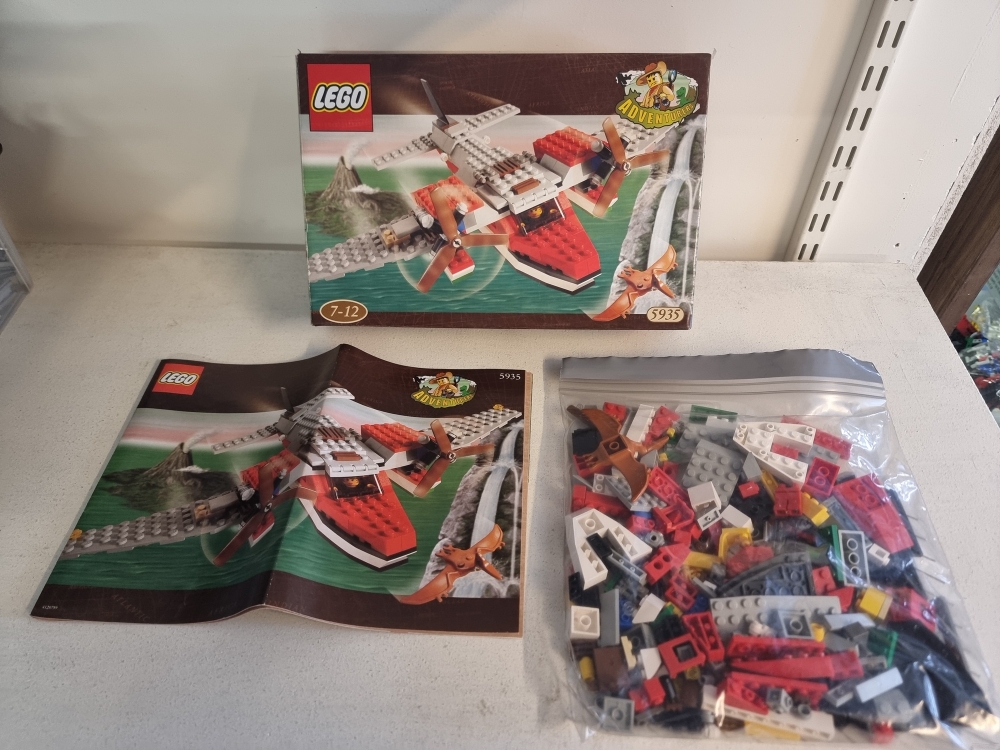 Sett 5935 fra Lego Adventurers : Dino Island serien.
Som nytt.
Komplett med manual og eske.