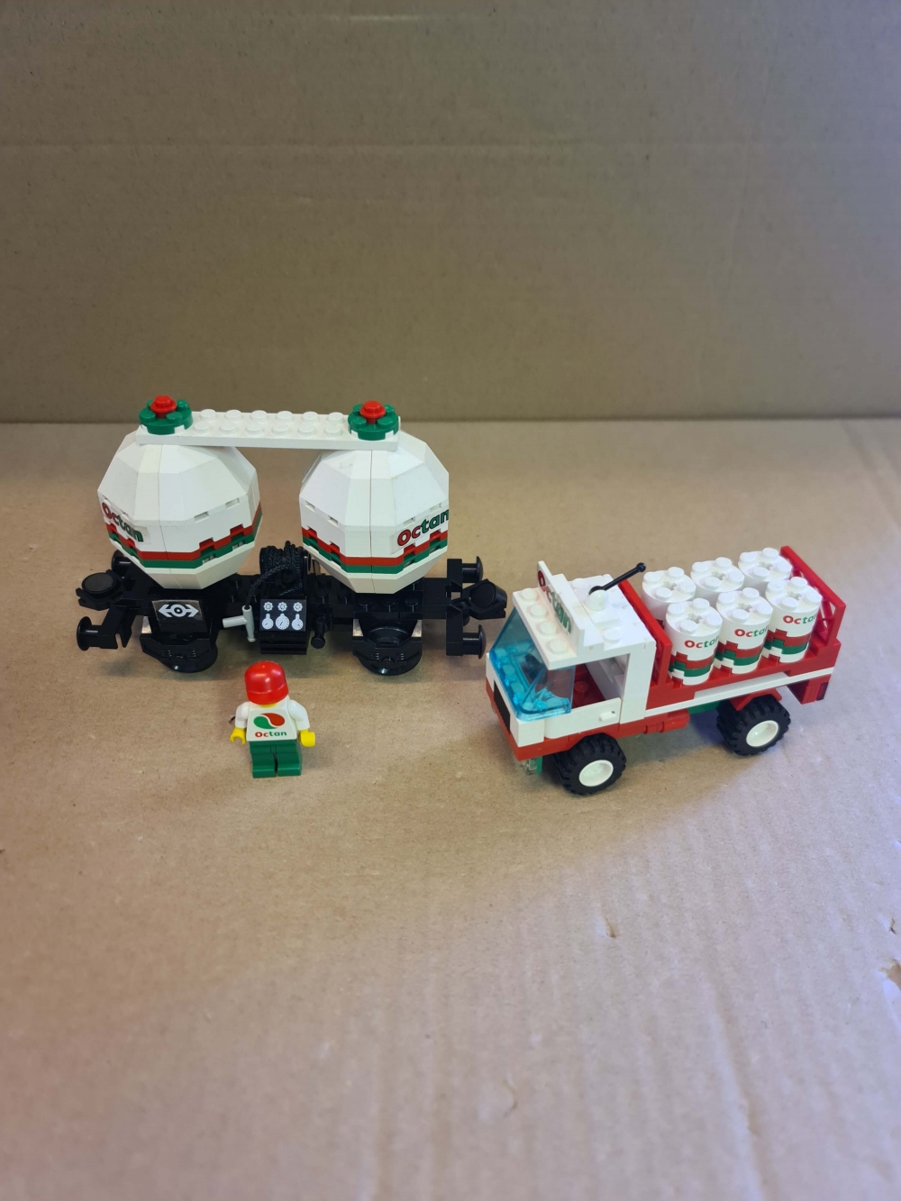 Sett 4537 fra Lego Train : 9v serien.
Komplett uten manual. 
Noe bruksmerker og nyanseforskjeller på hvite brikker.
