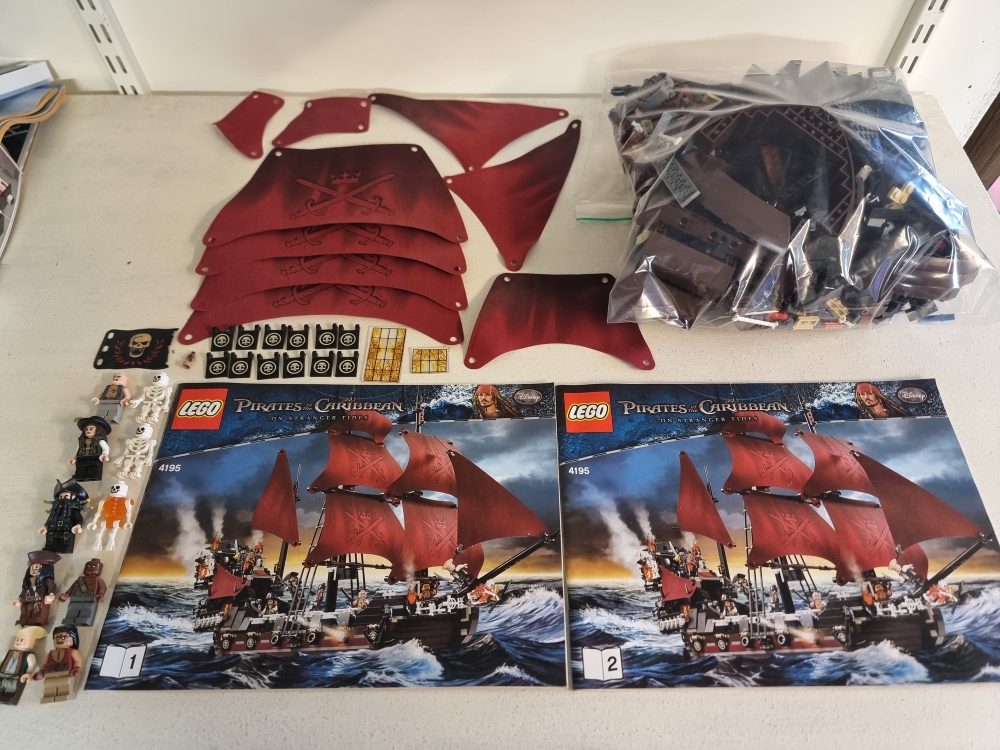 Sett 4194 fra Lego Pirates of The Caribbean serien.
Som nytt. Eid av voksen samler så ikke lekt med.
Komplett med manualer og strøkne figurer.