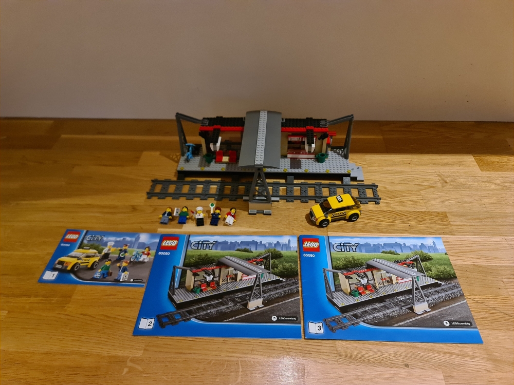 Sett 60050 fra Lego Train : RC serien.

Meget pent. Komplett med manualer og eske.
Alle klistremerker på.