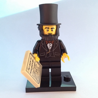 Abraham Lincoln, The LEGO Movie (Complete Set with Stand and Accessories)
Komplett i god stand.