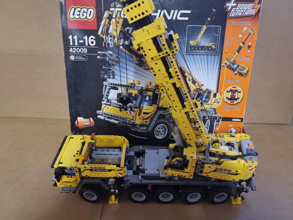 Sett 42009 fra Lego Technic serien.
Bygget sett. 
Med manualer og eske.