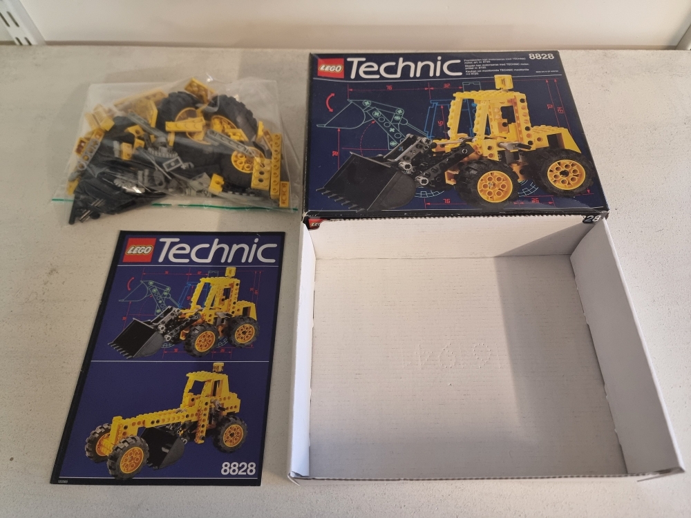 Sett 8828 fra Lego Technic serien.
Meget pent sett. 100% komplett med alle deler.
Med manual og eske.