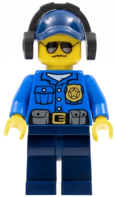 Police - City Officer, Gold Badge, Dark Blue Cap with Hole, Headphones, Sunglasses
Komplett i god stand.