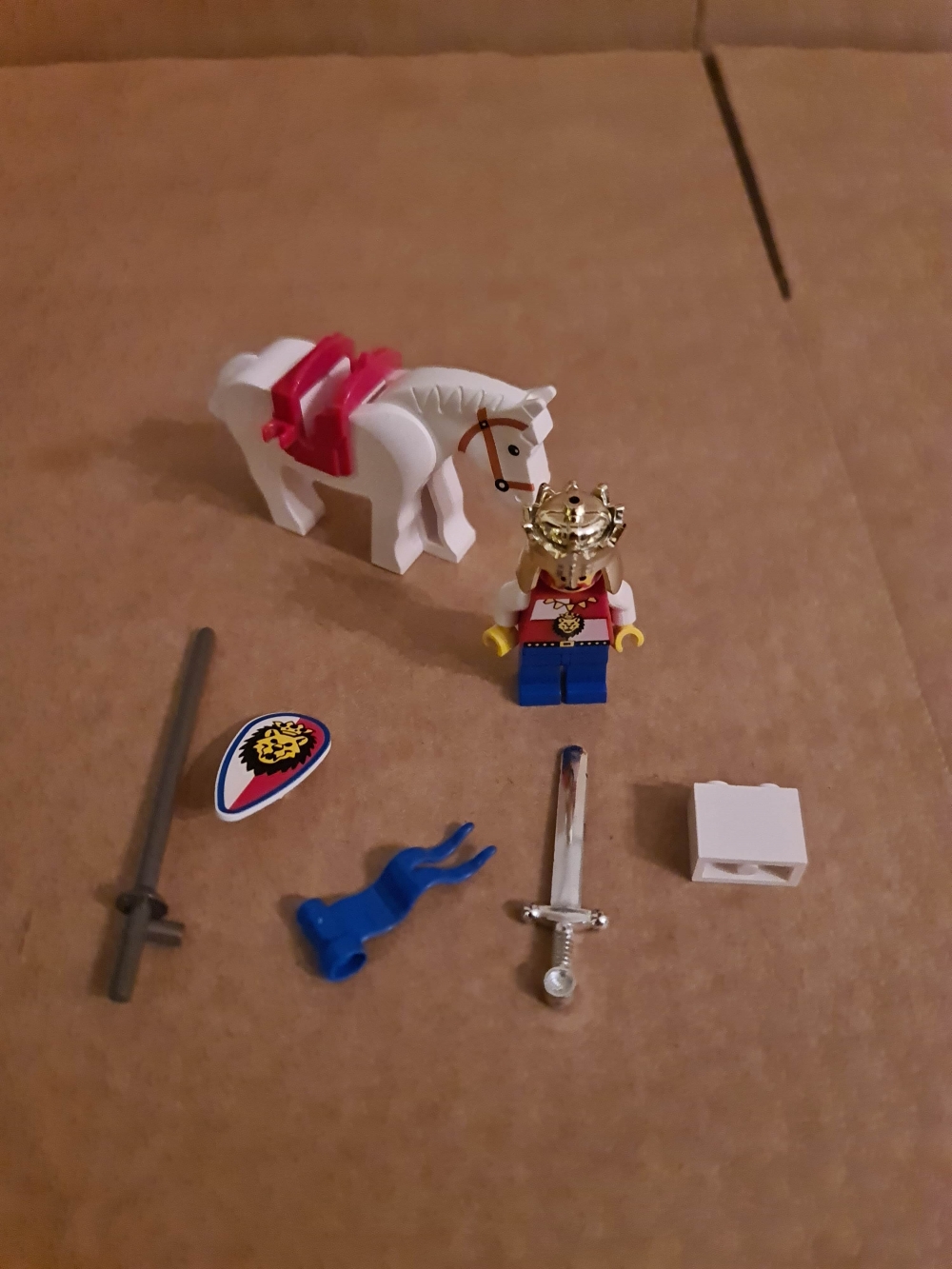 Sett 6008 fra Lego Castle : Royal Knights serien.

Nydelig sett. Bortimot perfekt.
Helt komplett uten manual da dette ikke er med fra Lego på dette settet.