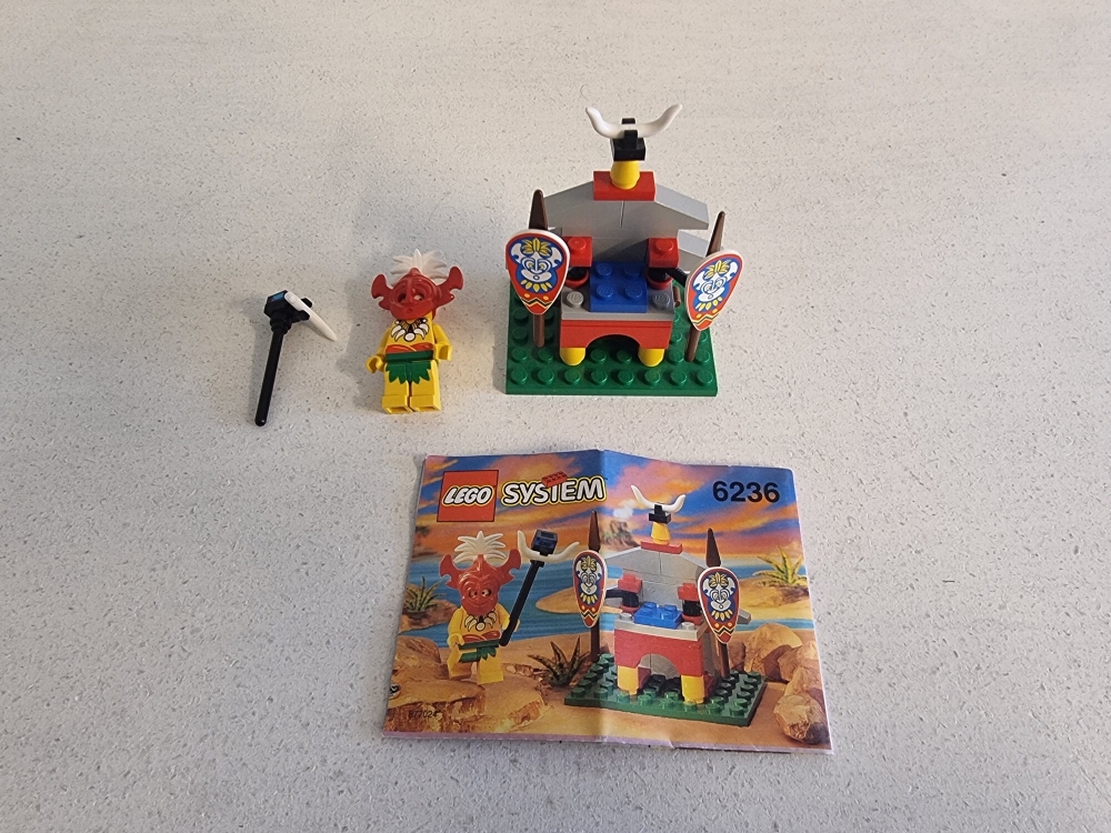 sett 6236 fra Lego Pirates : Pirates 1 : Islanders serien.
Meget pent.
Komplett med manual.