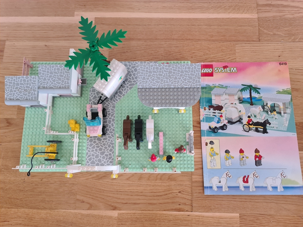 Sett 6419 fra Lego Classic Town - Paradisa serien.
Fint sett. Normal bruksslitasje og nyanseforskjell etter alder.
Komplett med manual.