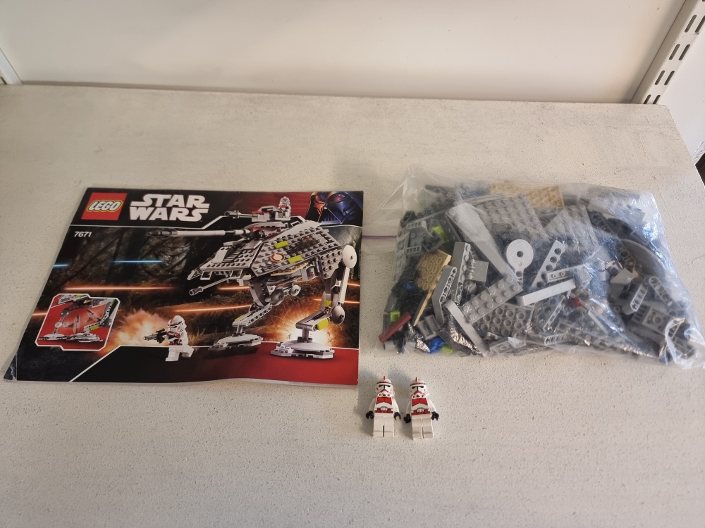 Sett 7671 fra Lego Star Wars : Episode 3 serien.
Flott sett.
Komplett med manual.
