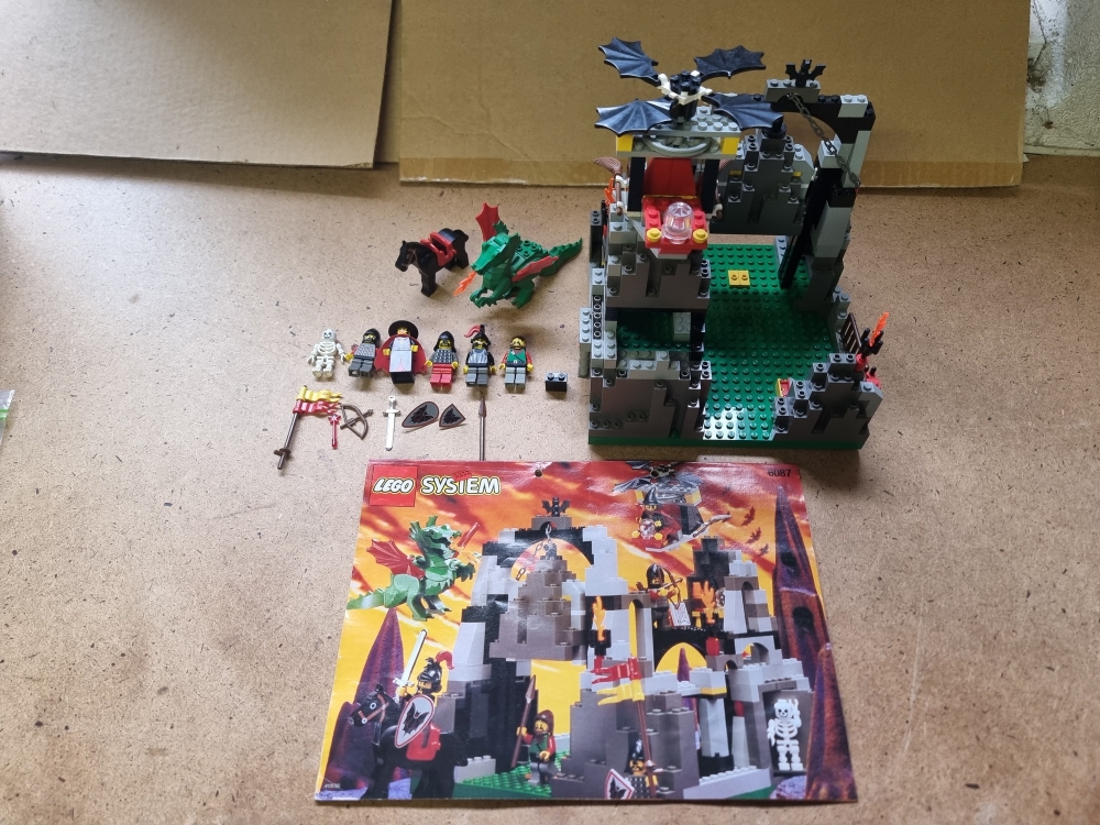Sett 6087 fra Lego Castle : Fright Knights serien.
Flott sett.
Komplett med manual.