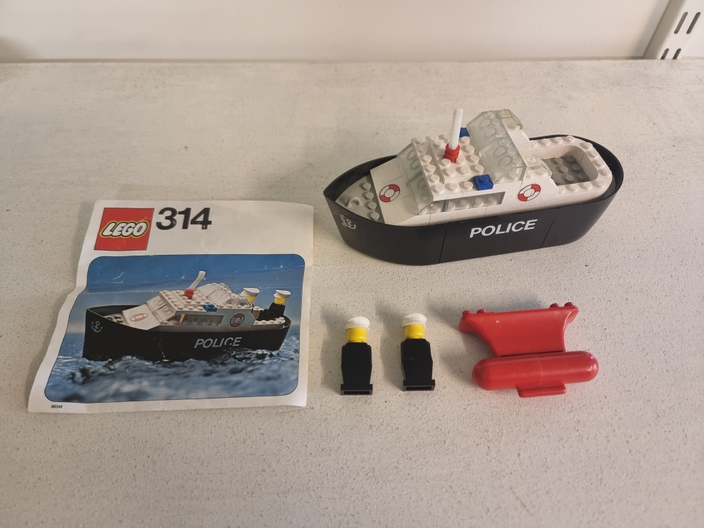 Sett 314 fra Lego Legoland : Boat serien.
Veldig fint sett til å snart være 50 år.
Komplett med manual og alle klistremerker.