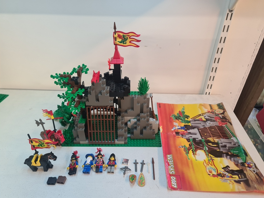 Sett 6076 fra Lego Castle : Dragon Knights serien.
Flott sett.
Komplett med manual.
Flotte figurer.