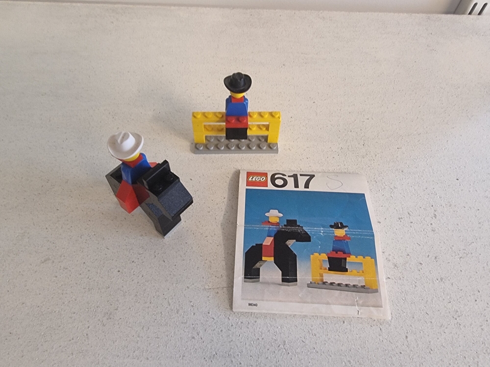 Sett 617 fra Lego Legoland serien.
Pent sett. Noe bruksmerker etter 50 år.