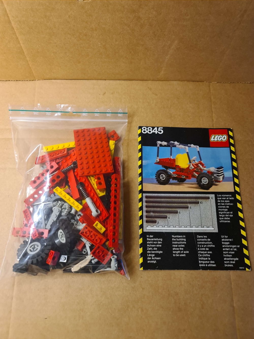 Sett 8845 fra Lego Technic serien.
Komplett med manual og alle ekstra deler som trengs for alternative modeller.
Gammelt sett så noe bruksmerker vil forekomme. 