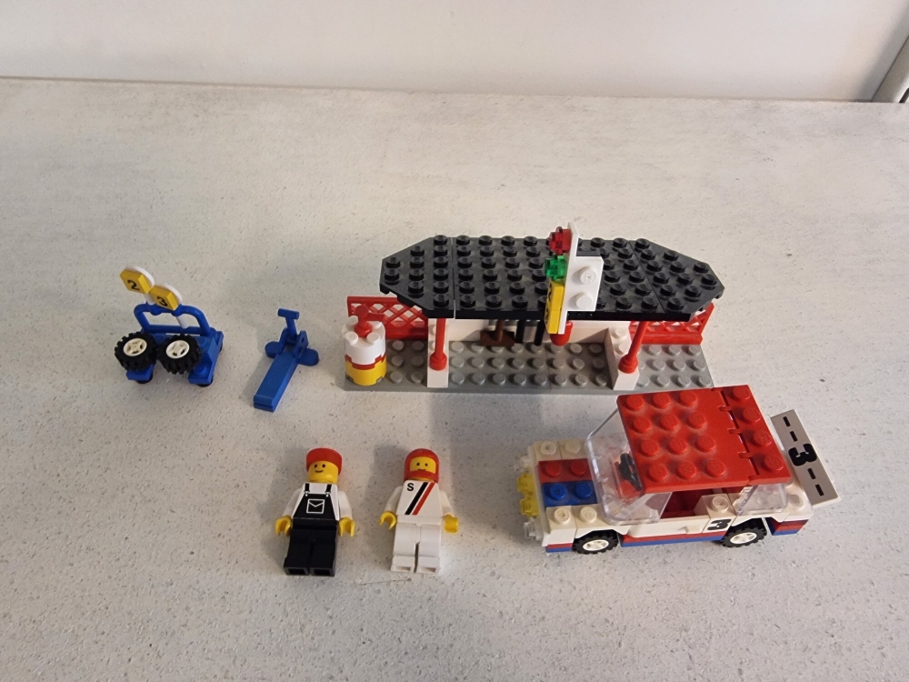 Sett 1497 fra Lego Classic Town serien.
Pent sett. Noe bruksmerker osv grunnet alder.
Komplett uten manual.