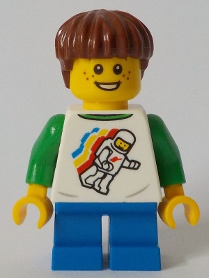 Child - Boy, Classic Space Shirt with Minifigure Floating and Back Print, Blue Short Legs, Reddish Brown Hair, Freckles
Komplett i god stand.
