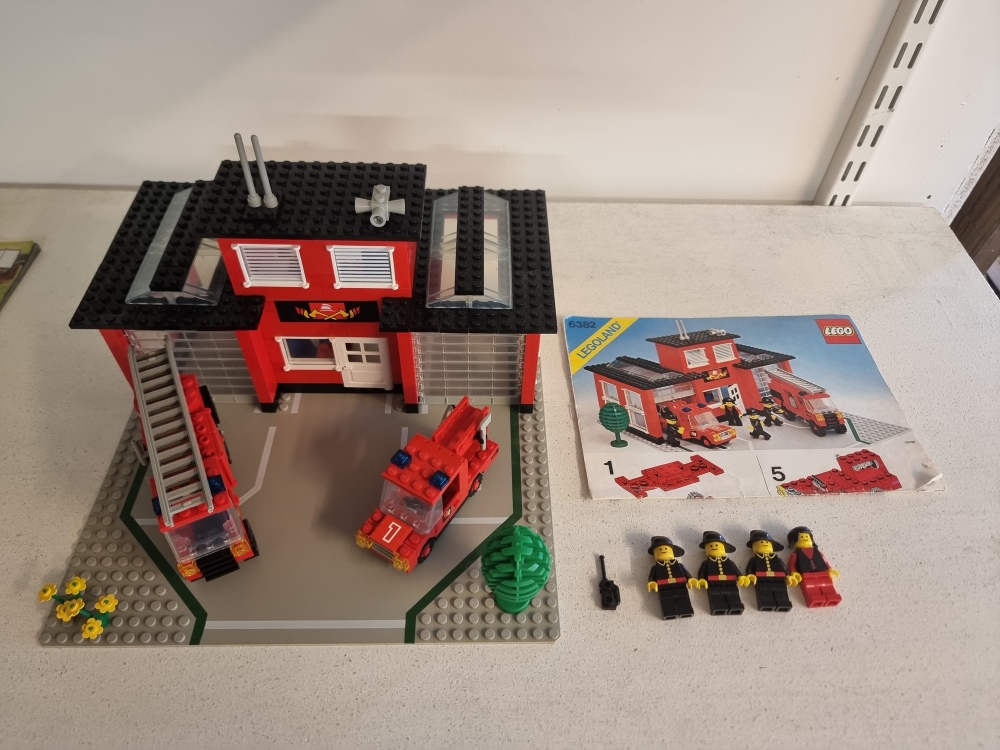 Sett 6382 fra Lego Classic Town serien.
Veldig fint sett.
Komplett med manual
