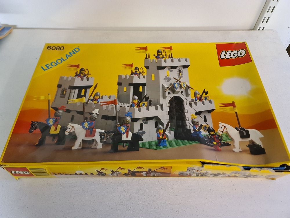 Sett 6080 fra Lego Castle : Lion Knights serien.
Flott sett med veldig fine figurer. 
Komplett med manual og eske. Ingen misfarging vi kan se. Noe bruksmerker selvsagt.