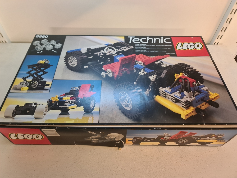 
Sett 8860 fra Lego Technic Serien.
Komplett i eske med manual og alle trays.
Meget pent. Noe støv.