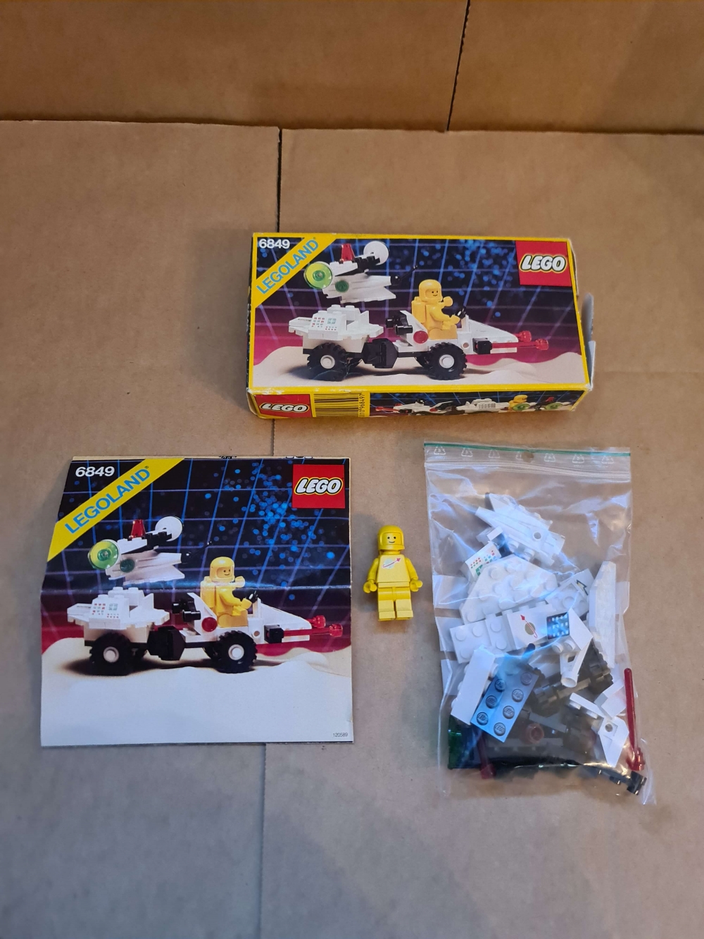Sett 6849 fra Lego Classic Space serien.
Komplett med manual og eske.