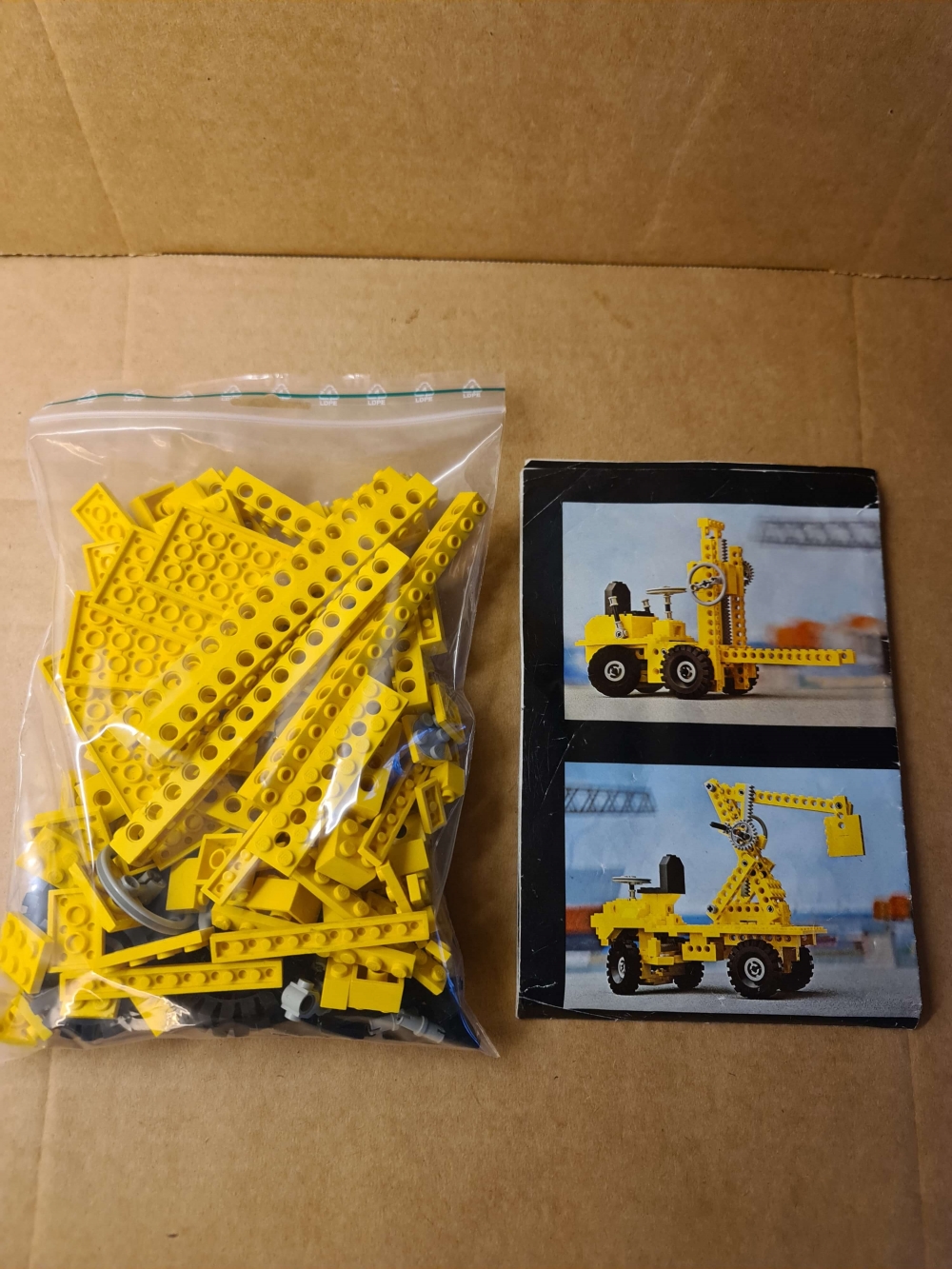 Sett 850 fra Lego Technic serien.
Pent sett. Komplett med manual til alternative modeller. Hovedmanual mangler.