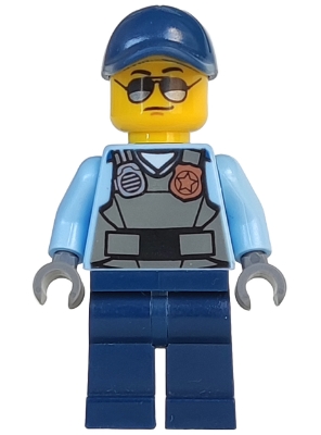 Police - City Officer, Sunglasses, Gray Vest with Radio and Gold Badge, Dark Blue Legs, Dark Blue Cap
Komplett i god stand.