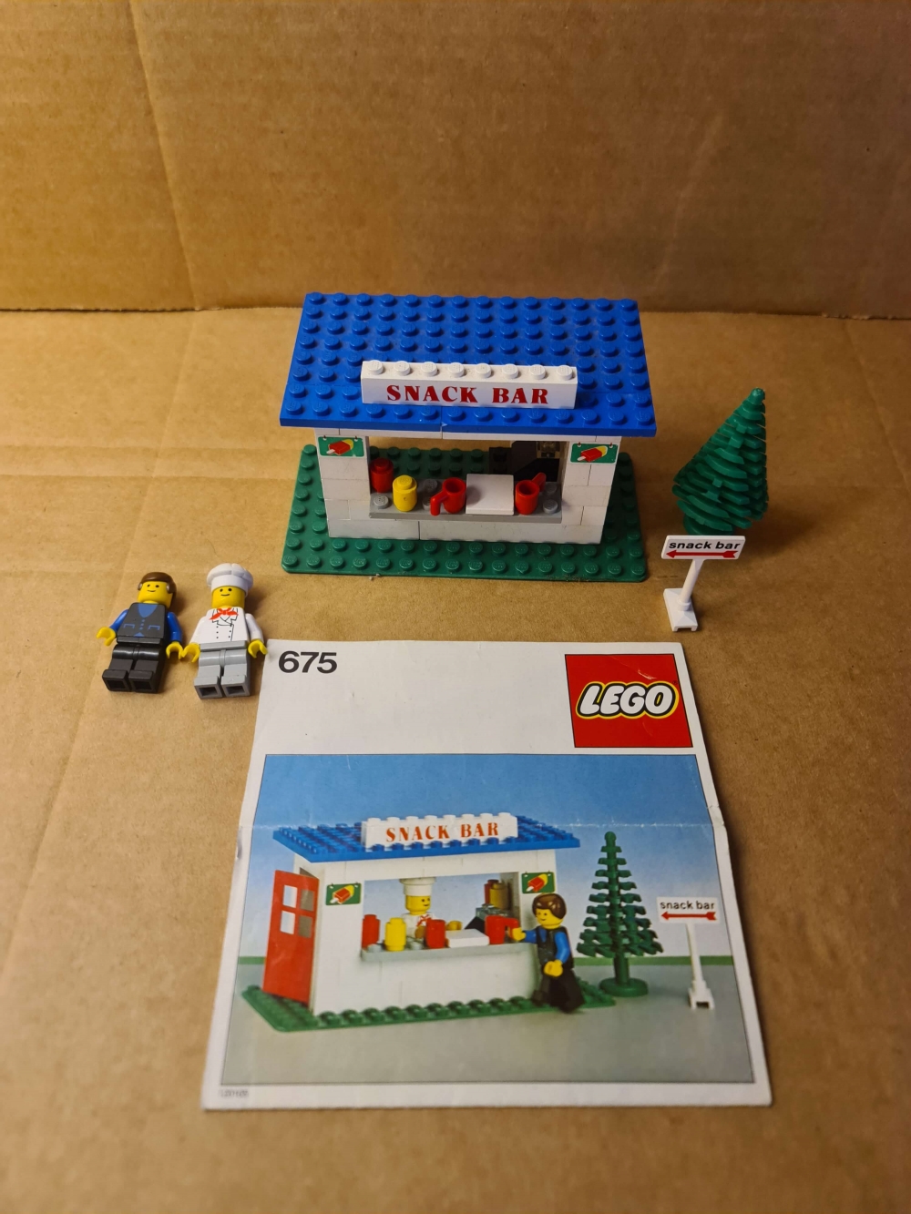 Sett 675 fra Lego Classic Town serien.
Komplett med manual.  Noe bruksmerker og nyasneforskjeller grunnet alder.
