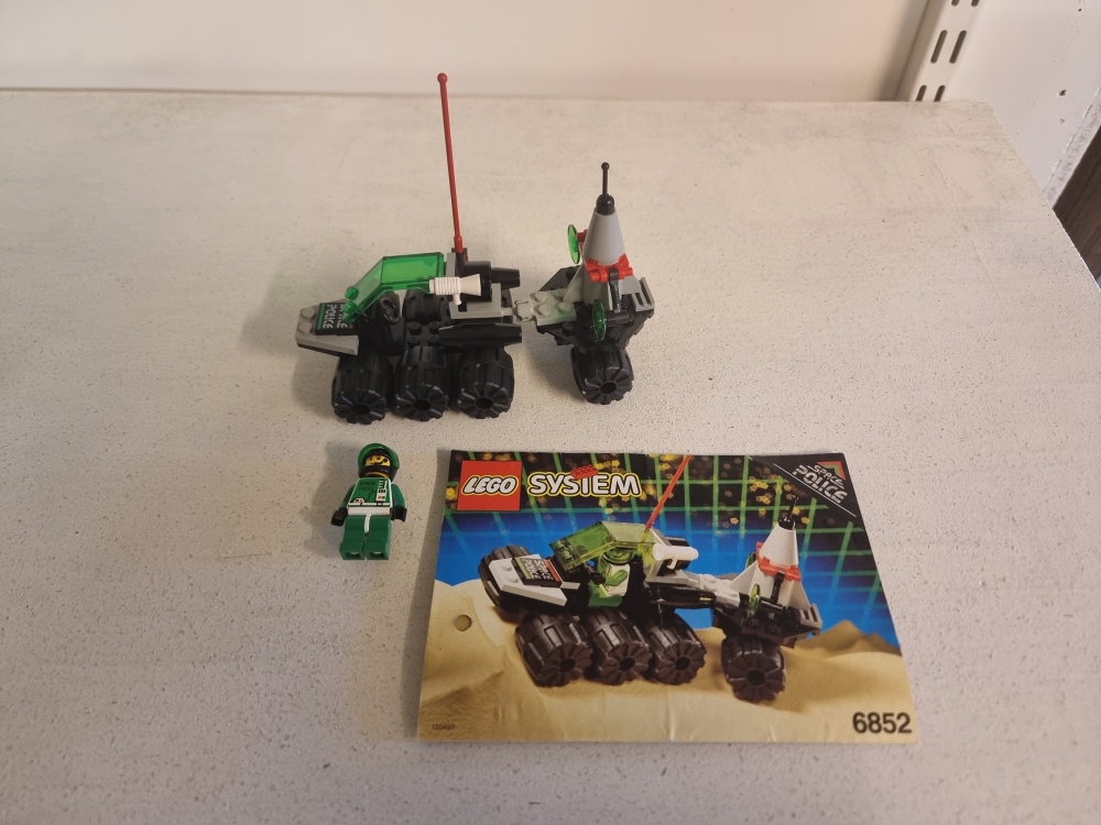 Sett 6852 fra Lego Space : Space Police II serien.
Bortimot perfekt sett.
Komplett med manual.