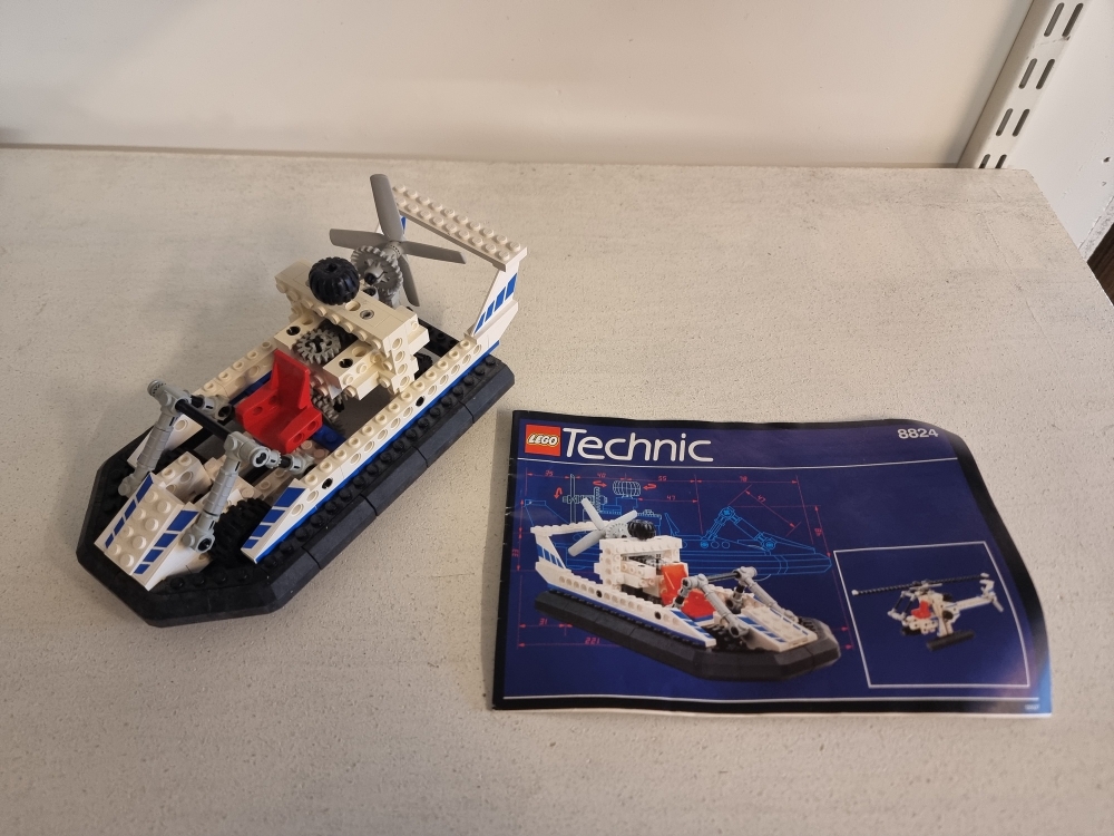 Sett 8824 fra Lego Technic serien.
Pent sett.
Komplett med manual.