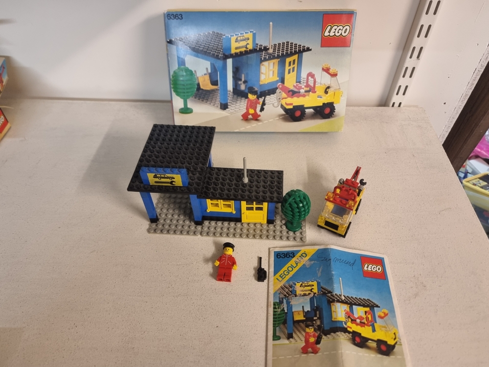 Sett 6363 fra Lego Classic Town serien.
Pent sett. Normal bruksslitasje.
Komplett med manual og fin eske. 


