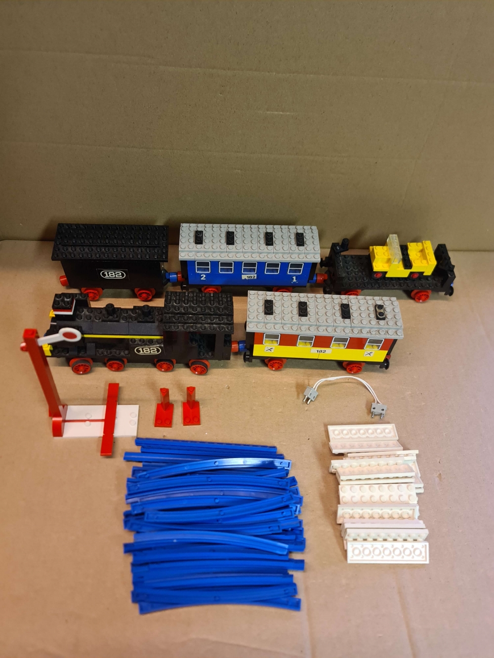 Sett 182 fra Lego Train : 4.5V serien.
Komplett uten manual.
Pent sett under støv. Alle klistremerker på.