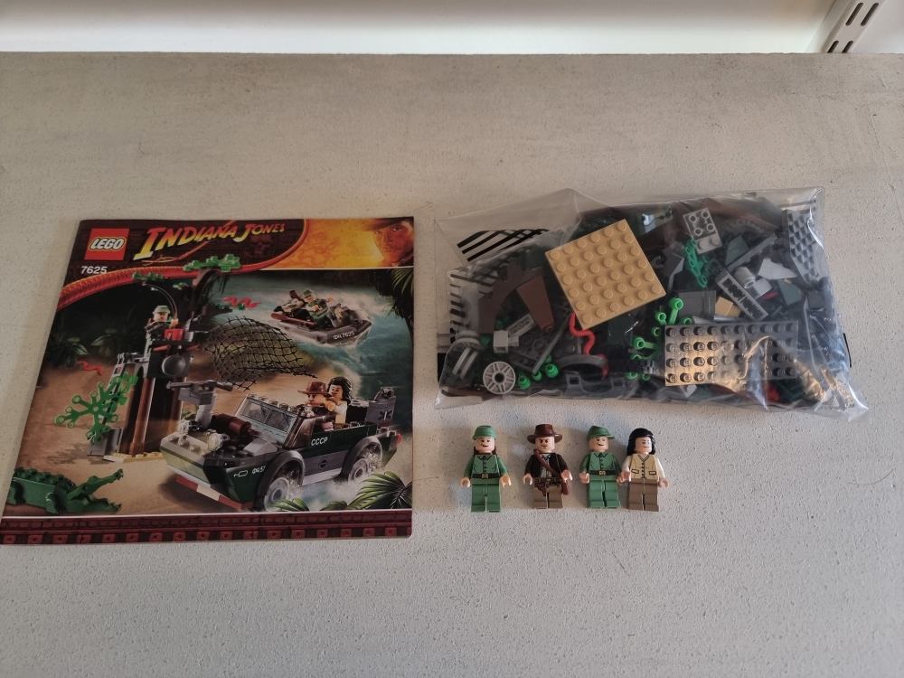 Sett 7625 fra Lego Indiana Jones : Kingdom of The Crystal Skull serien
Som nytt.
Komplett foruten to små klistremerker på hver side av bilen. Se siste bildet