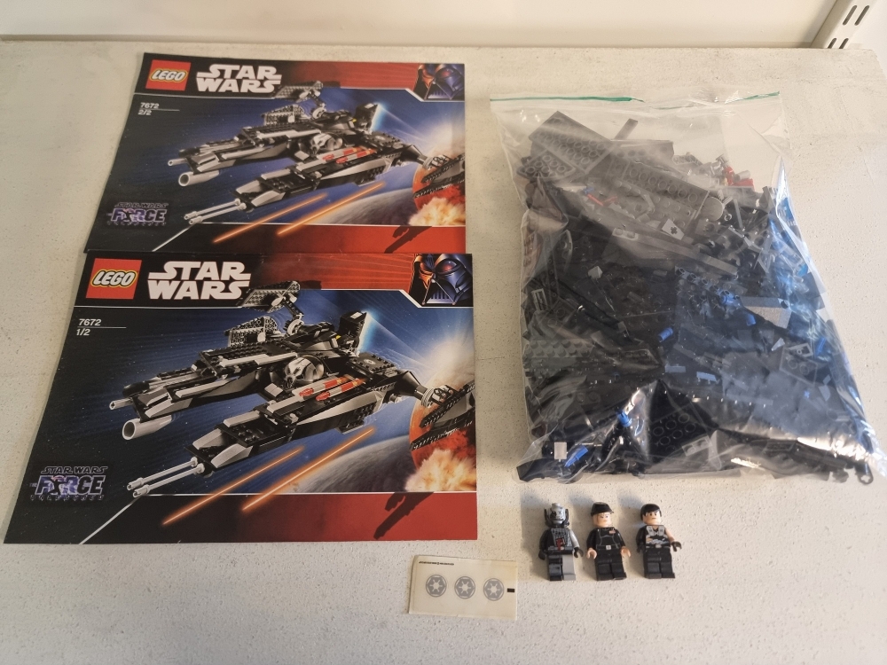 Sett 7672 fra Lego Star Wars : The Force Unleashed serien
Som nytt men en del støv.
Flotte figurer. Komplett med manual og helt nye klistremerker.