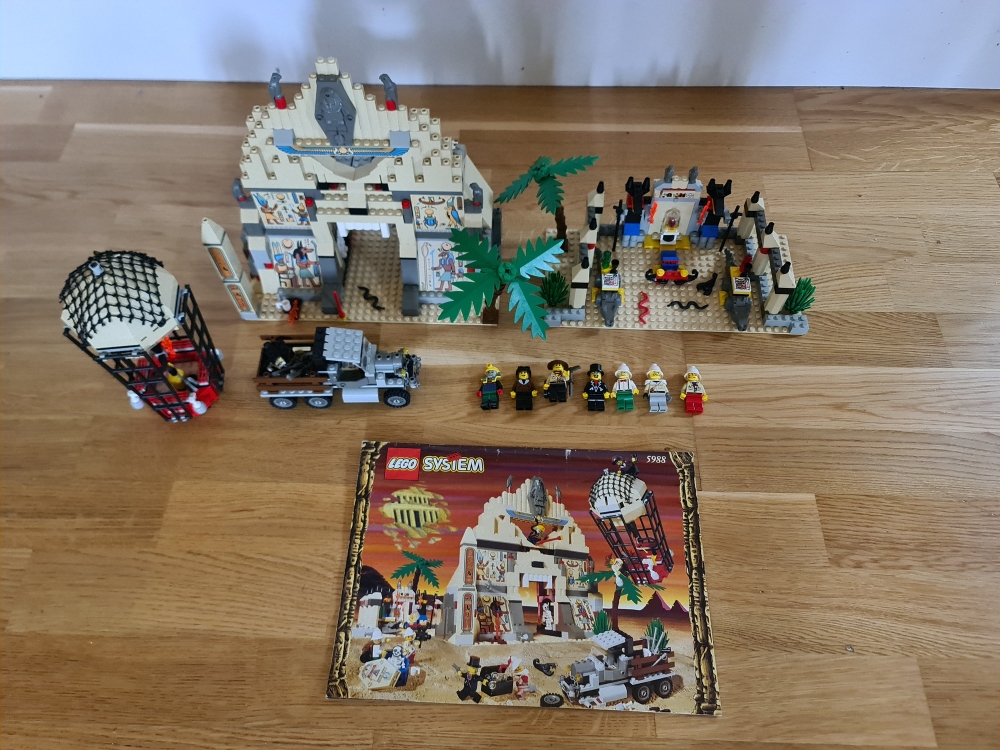 Sett 5988 fra Lego Adventurers : Desert serien.

Meget pent sett.
Komplett med manual.