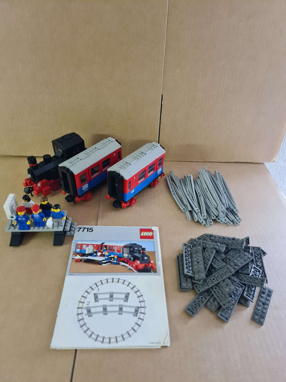 Sett 7715 fra lego Train : 4.5v serien.
Nydelig sett. 100 % komplett med alle originale klistremerker og manual.