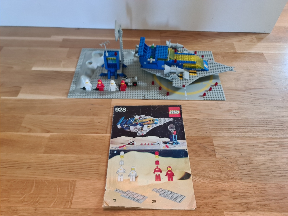 Sett 928 fra Lego CLassic Space serien.
Pent sett.  Lite nyanseforskjeller. Flotte figurer. Noe bruksmerker etter så mange år.
100% komplett med manual. 



