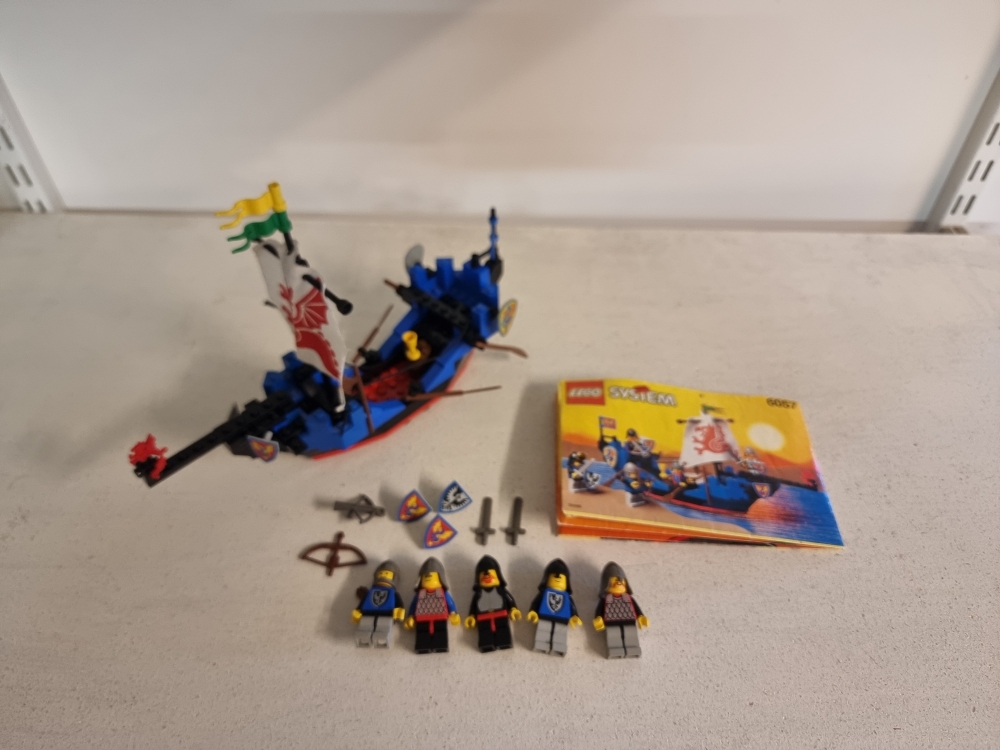 Sett 6057 fra Lego Castle : Black Knights serien.
Pent sett. Noe fraying på seil.
Komplett med manual.