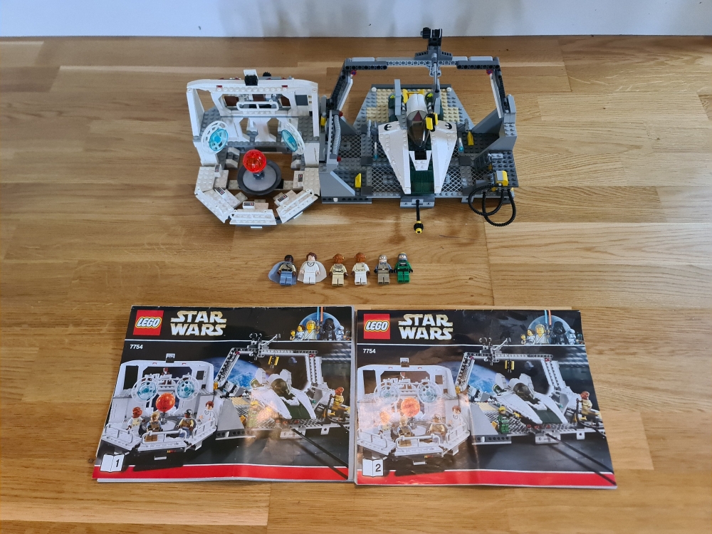 Sett 7754 fra Lego Star Wars : Episode 4/5/6 serien.
Meget pent.
Komplett med alle klistremerker og manualer.
