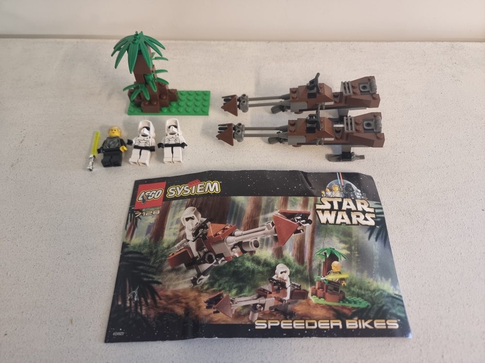 Sett 7128 fra Lego Star Wars : Episode 4/5/6 serien.
Meget pent.
Komplett med manual.