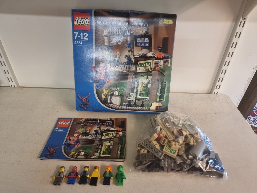 Sett 4851 fra Lego Spider-Man : Spider-Man 1 serien.
Meget pent sett. Strøkne figurer.
Komplett med manual og eske.