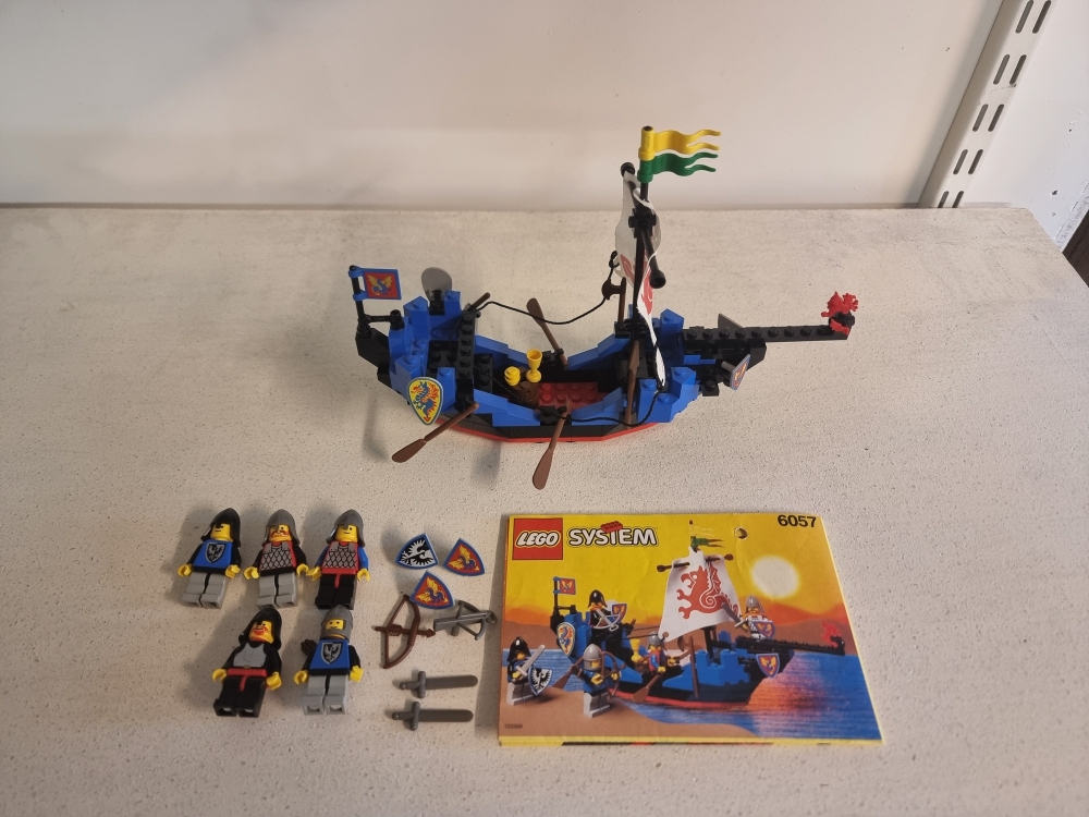 Sett 6057 fra Lego Castle : Black Knights serien.
Flott sett. En rift i ett hull på seilet.
Komplett med manual og fine figurer.