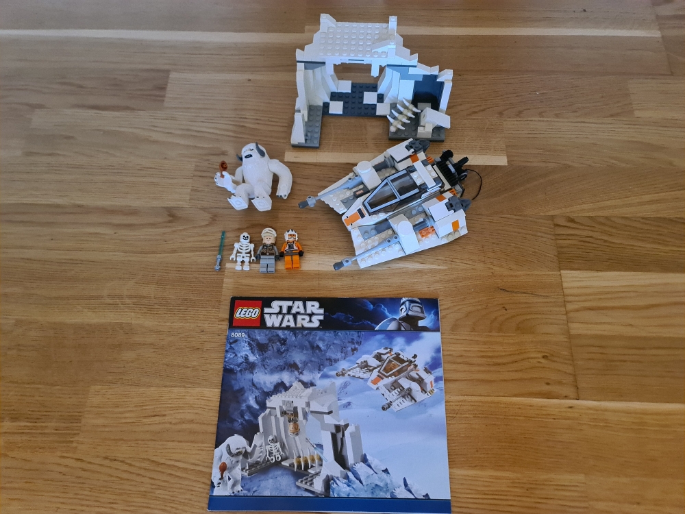 Sett 8089 fra Lego Star Wars : Episode 4/5/6 serien.
Pent sett.
Komplett med manual.
