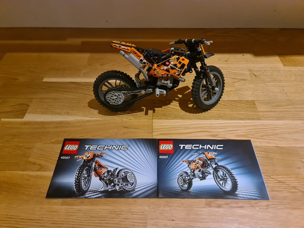 Sett 42007 fra Lego Technic serien.
Meget pent.
Komplett med manualer og alle deler som trengs for alle modeller. Demontert, telt mot deleliste og klart for ny eier.