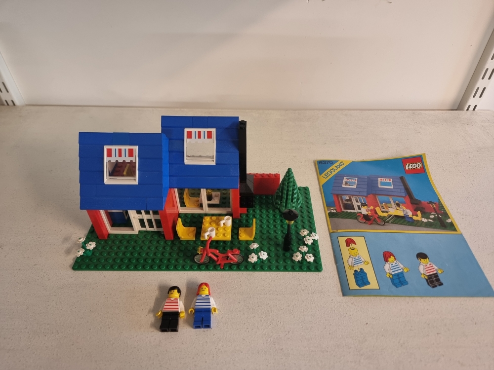 Sett 6370 fra Lego Classic Town serien.
Meget pent. Ett lite rift i klistremerket på veggen.
Komplett med manual.