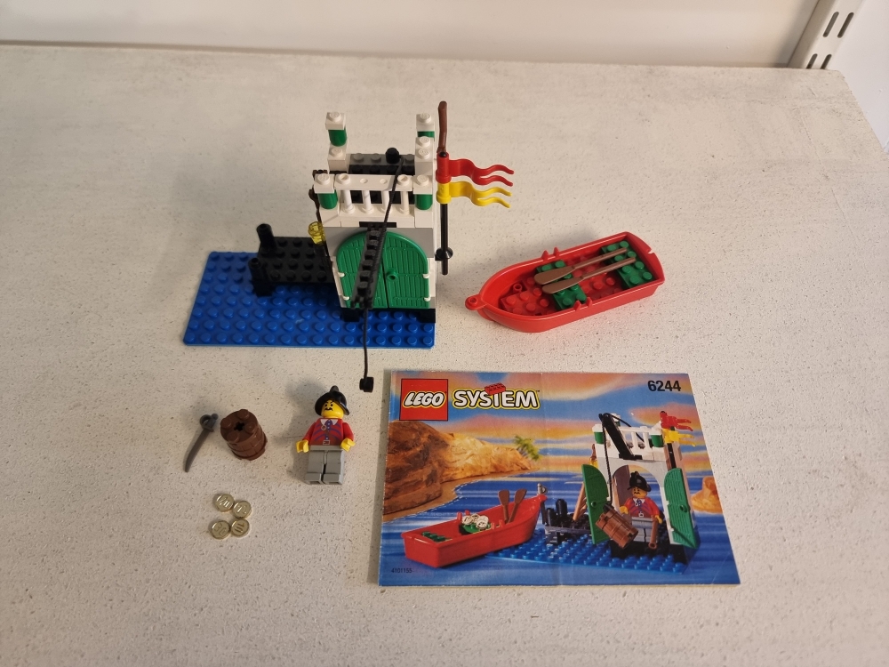 Sett 6244 fra Lego Pirates : Classic Pirates : Imperial Armada serien.
Veldig fint sett.
Komplett med manual.