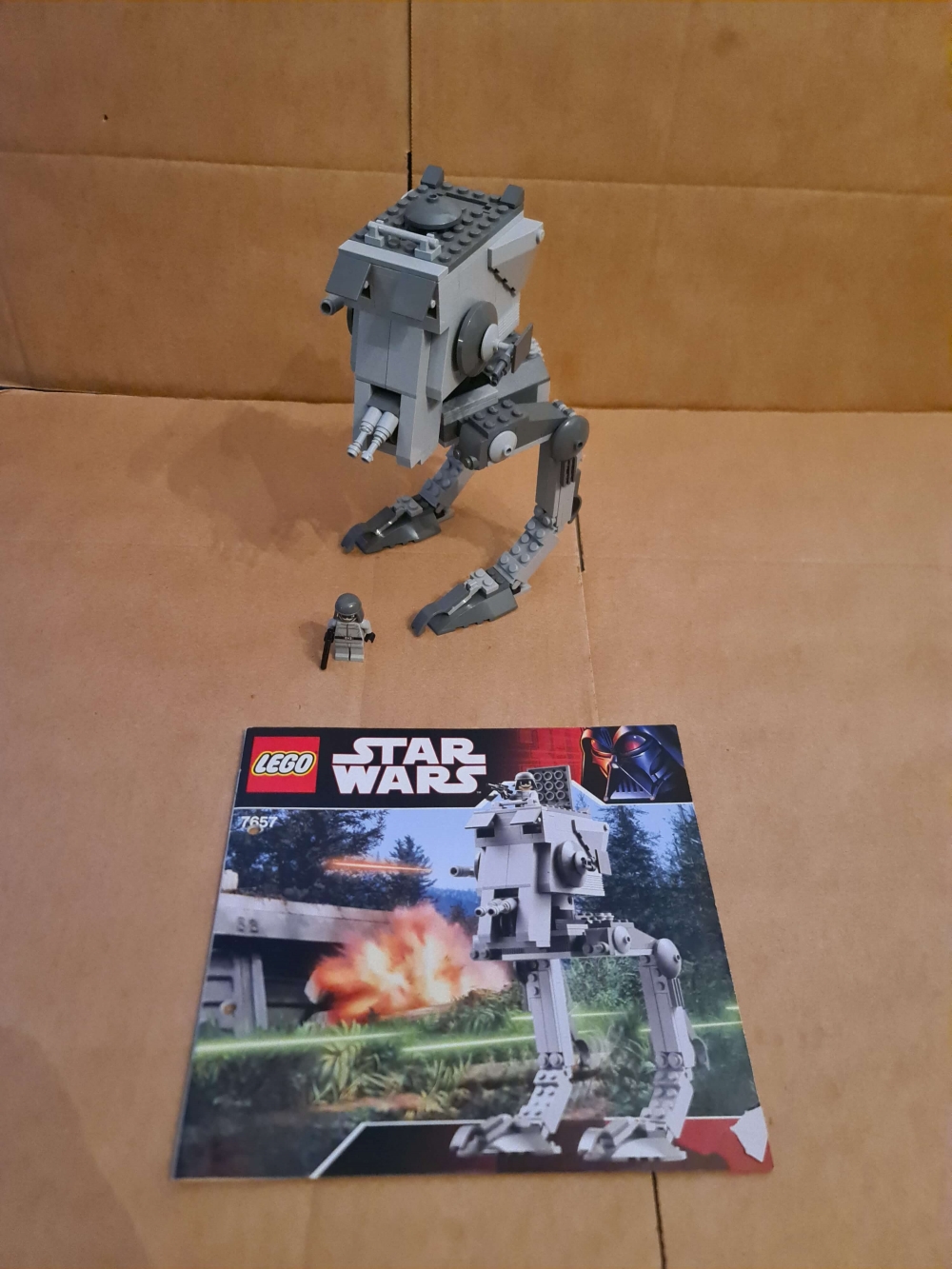 Sett 7657 fra Lego Star Wars : Episode 4/5/6 serien.
Flott sett.
Komplett med manual.