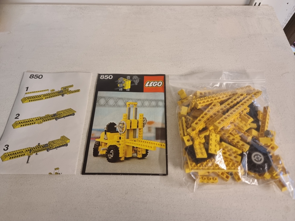 Sett 850 fra Lego Technic serien.
Flott sett. 
Komplett med manualer.
