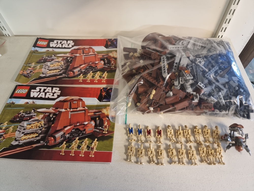 Sett 7662 fra Lego Star Wars : Episode 1 serien.
Meget pent. Noe støv.
Komplett med manualer.