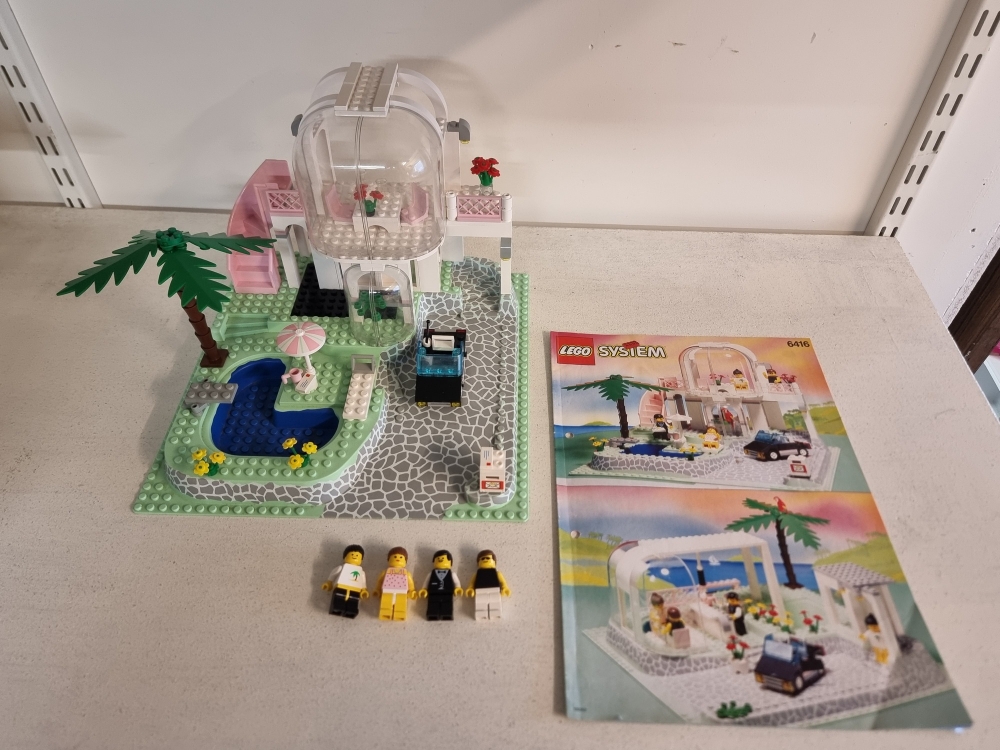 Sett 6416 fra Lego Classic Town : Paradisa serien.
Meget pent sett.
Ingen misfarging.
Komplett med manual.