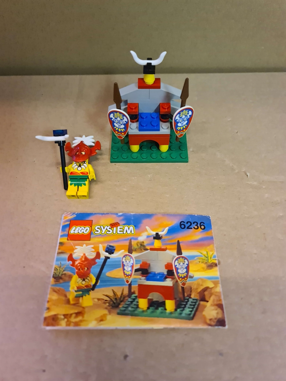 sett 6236 fra Lego Pirates : Pirates 1 : Islanders serien.
Meget pent sett.
Komplett med manual.